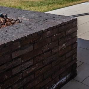 Detaliu coltar Peelparel montat pe perete exterior