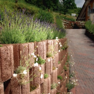 jardiniera decorativa rosie pentru spatii verzi