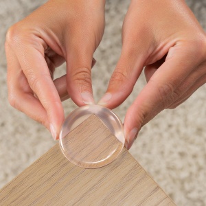 Pachet economic 12 protectii universale pentru colturi, din plastic transparent, cu banda adeziva, rezistente la muscaturi, fara PVC, Reer 82069 - Img 4