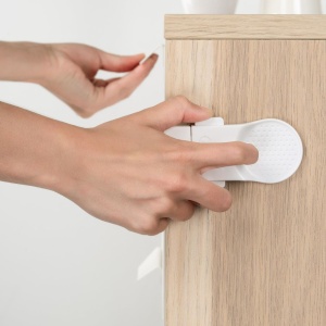Set 3 sigurante pentru blocare sertare si usi de dulapuri REER 71080 - Img 2