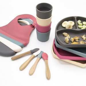 Set diversificare 4 piese din silicon BabyJem: bavetica, farfurie, lingurita si pahar (Culoare: Ecru)