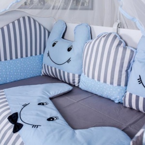Lenjerie MyKids 11piese Figures gri-albastru cu baldachin 120x60 cm - Img 3