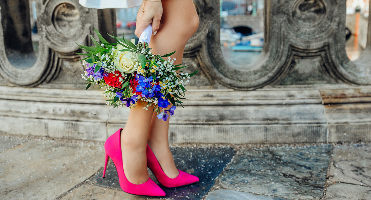 Sandale sau pantofi la rochie de seară - ce să alegi pentru un outfit perfect?