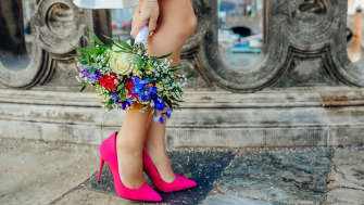 Sandale sau pantofi la rochie de seară - ce să alegi pentru un outfit perfect?