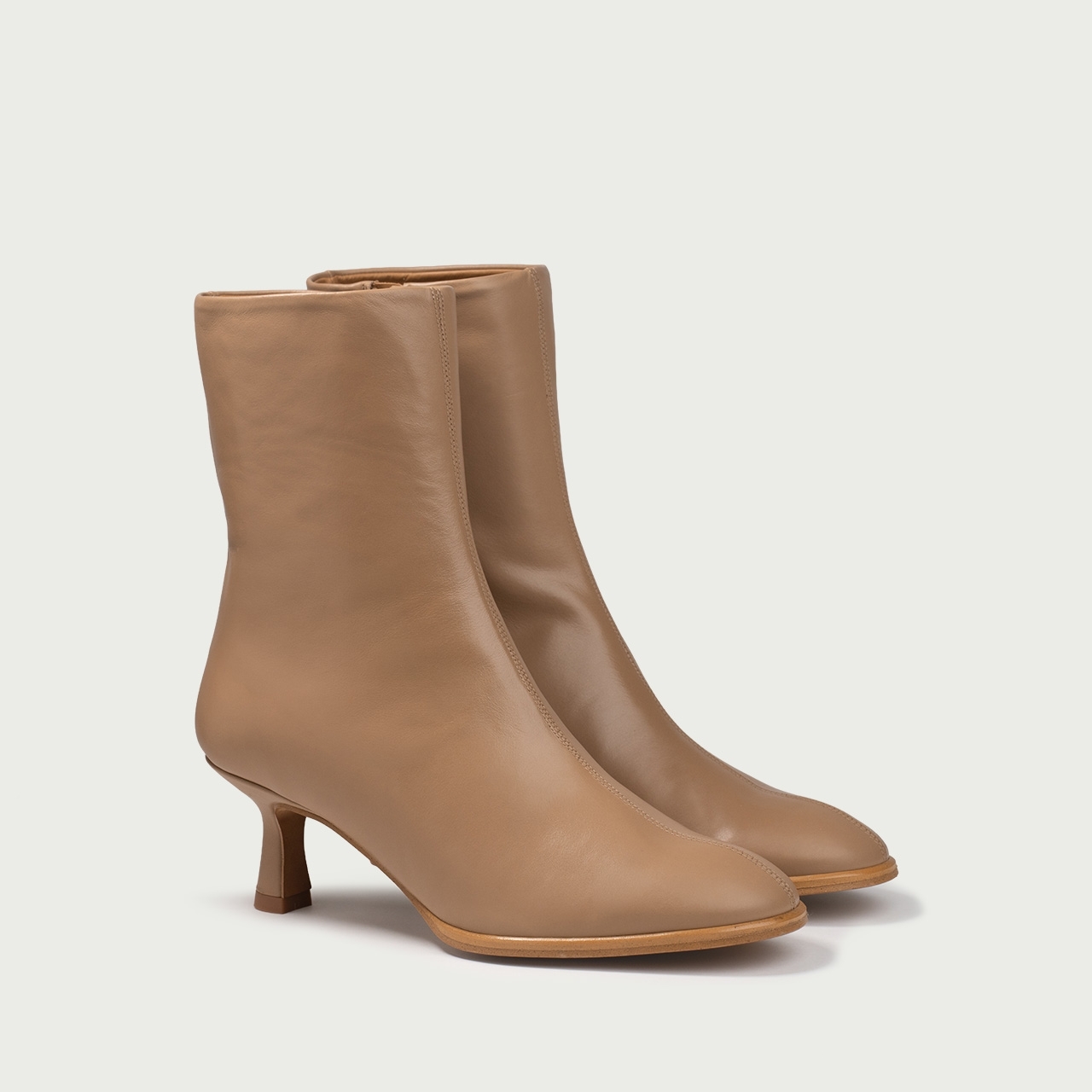 Botine nude capuccino cu vârf rotund și toc subțire Ilana din piele naturală - Img 2