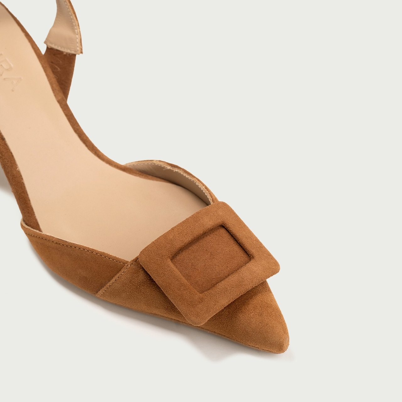 Pantofi cu toc avazat și accesoriu geometric camel Barbara din piele întoarsă naturală - Img 3