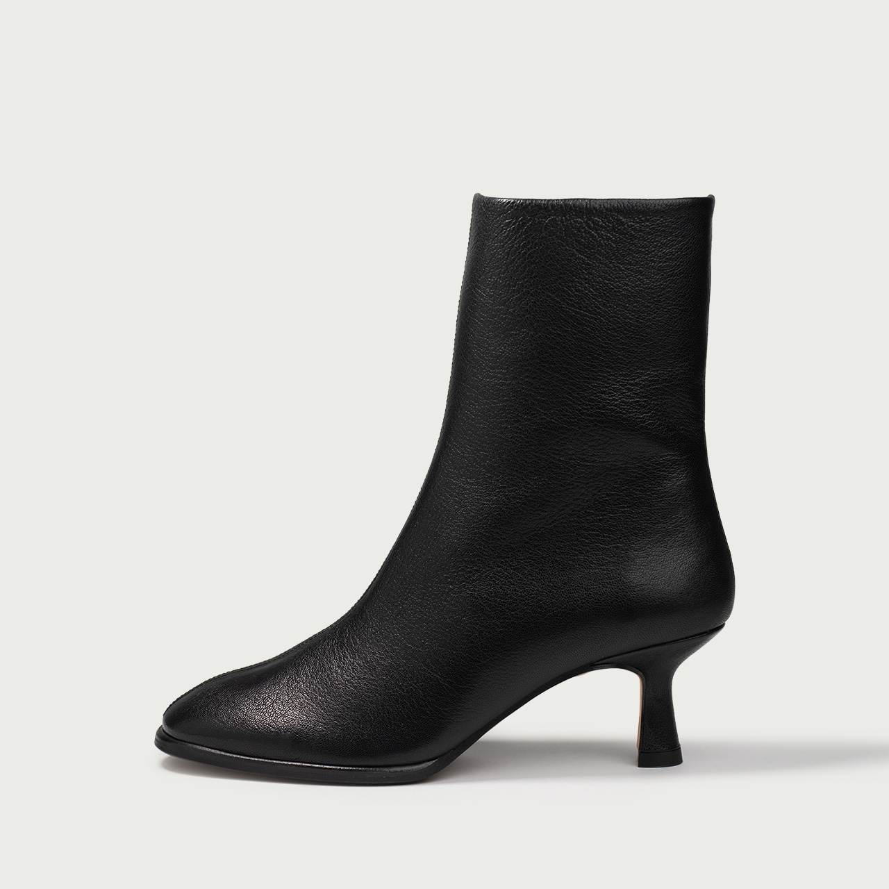 Botine negre cu vârf rotund și toc subțire Ilana din piele naturală de capră - Img 1