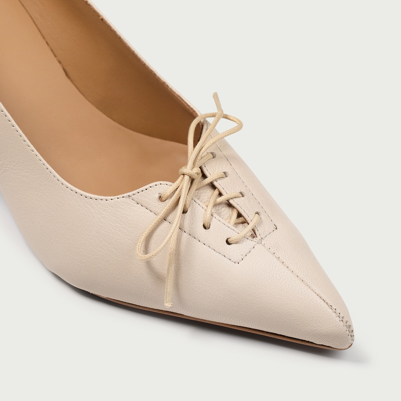 Pantofi beige cu șireturi și toc subțire Alis din piele naturală - Img 5