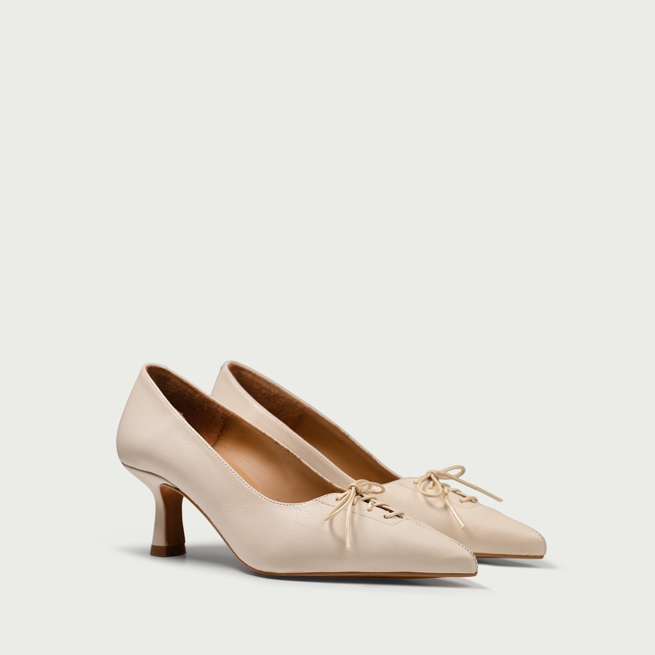 Pantofi beige cu șireturi și toc subțire Alis din piele naturală - Img 3