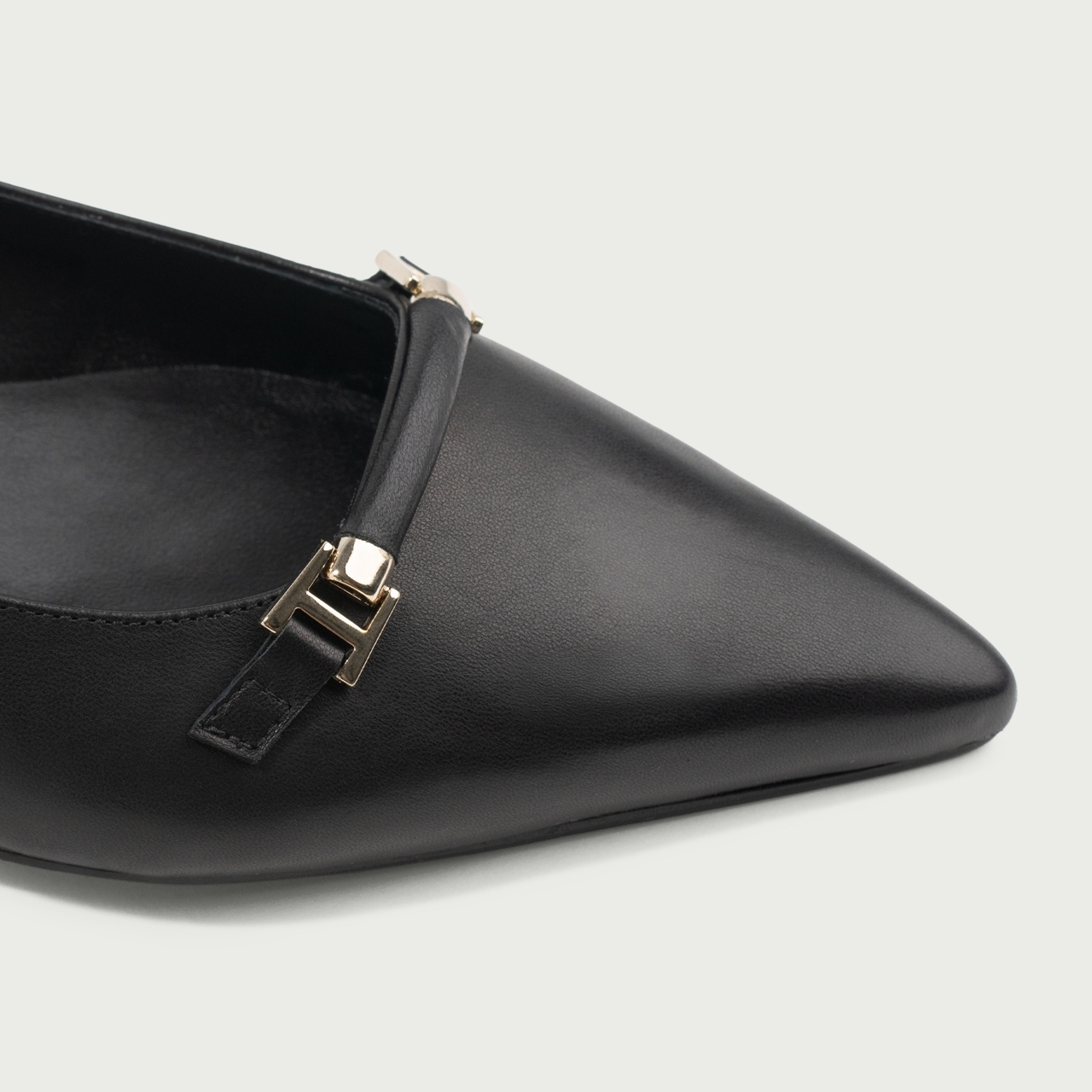 Pantofi negri cu toc mic și accesoriu Ariana din piele naturalǎ - Img 5
