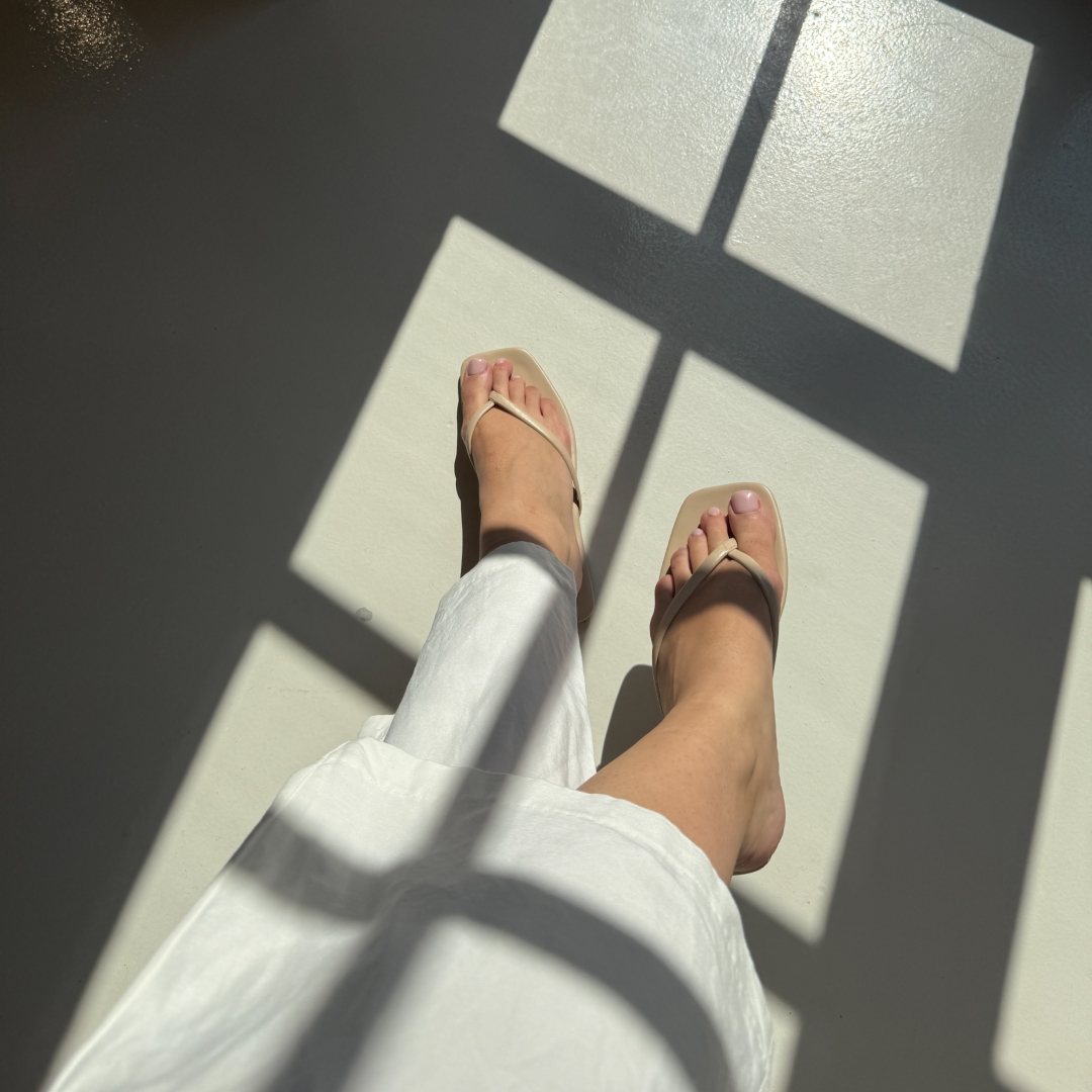 Papuci bej Alura x Velante cu talpǎ joasǎ bej Ayala din piele naturală - Img 2