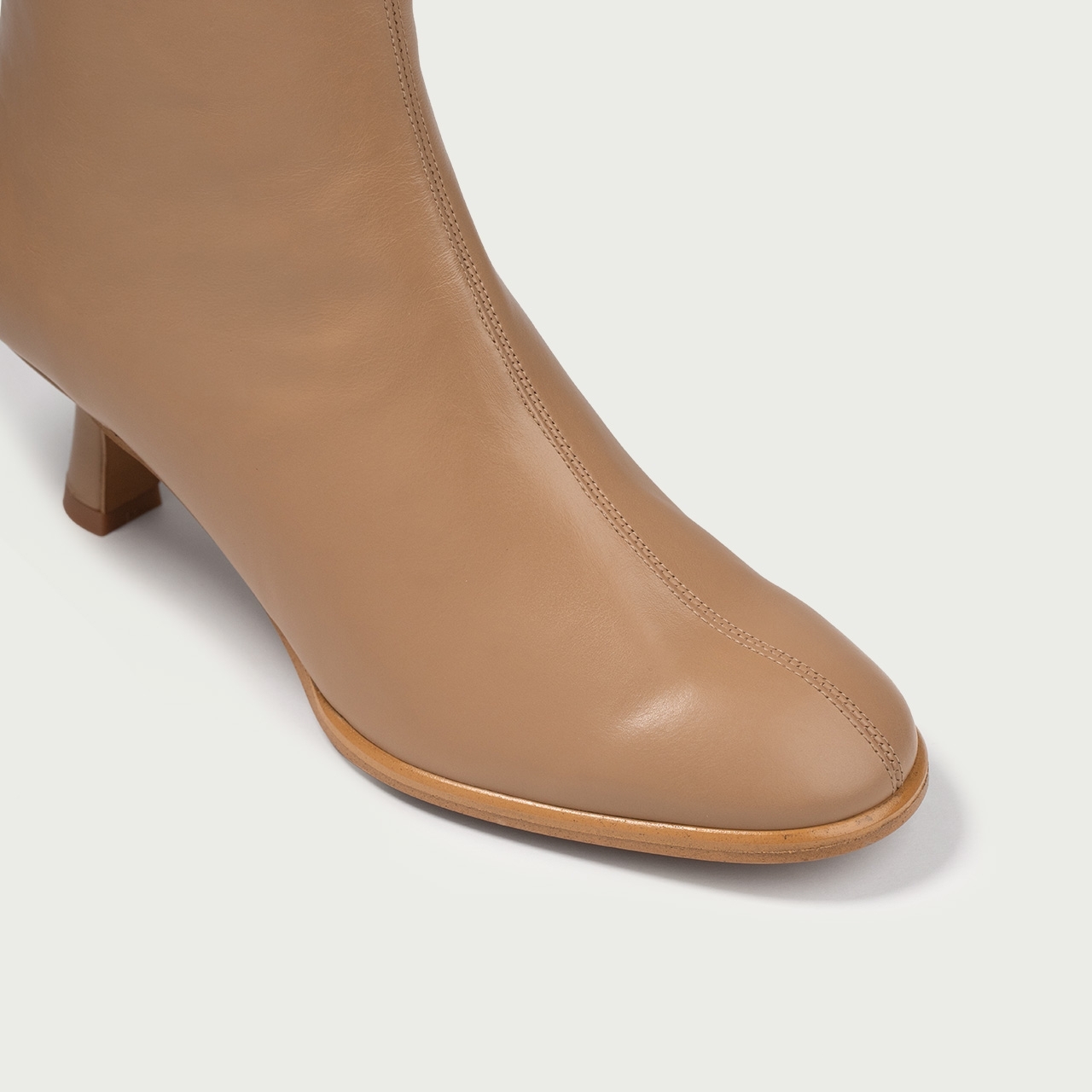 Botine nude capuccino cu vârf rotund și toc subțire Ilana din piele naturală - Img 3
