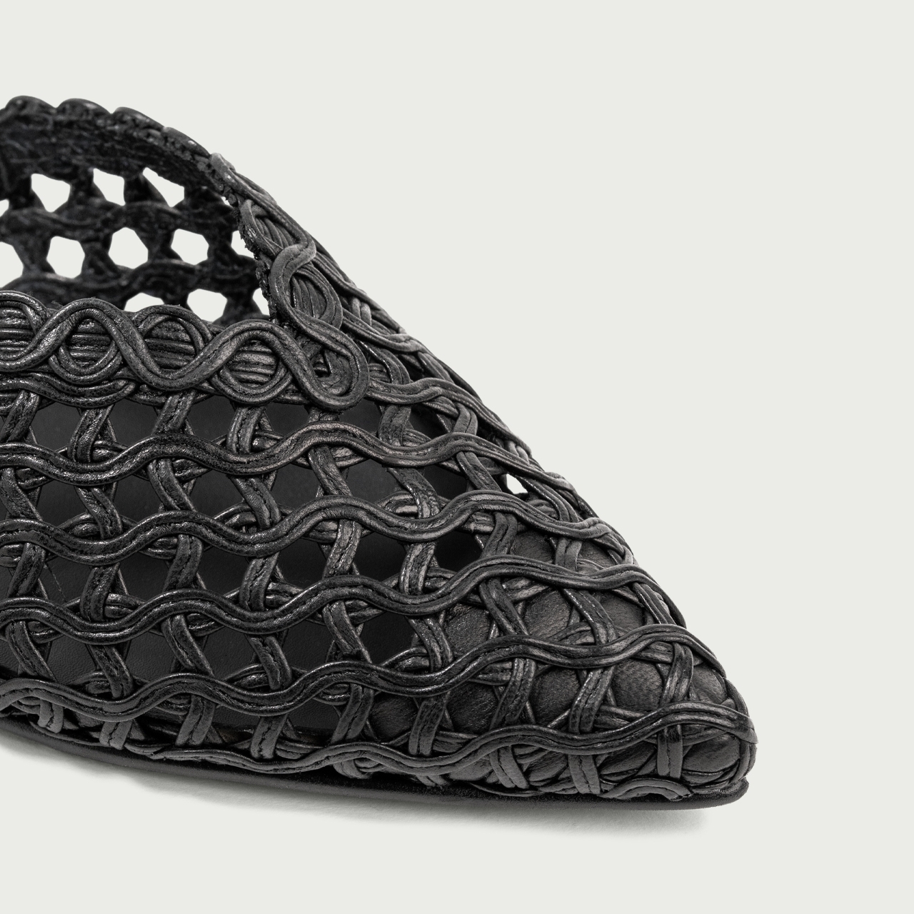 Balerini decupați negri Magda cu vârf ascuțit din piele naturală împletită - Img 3