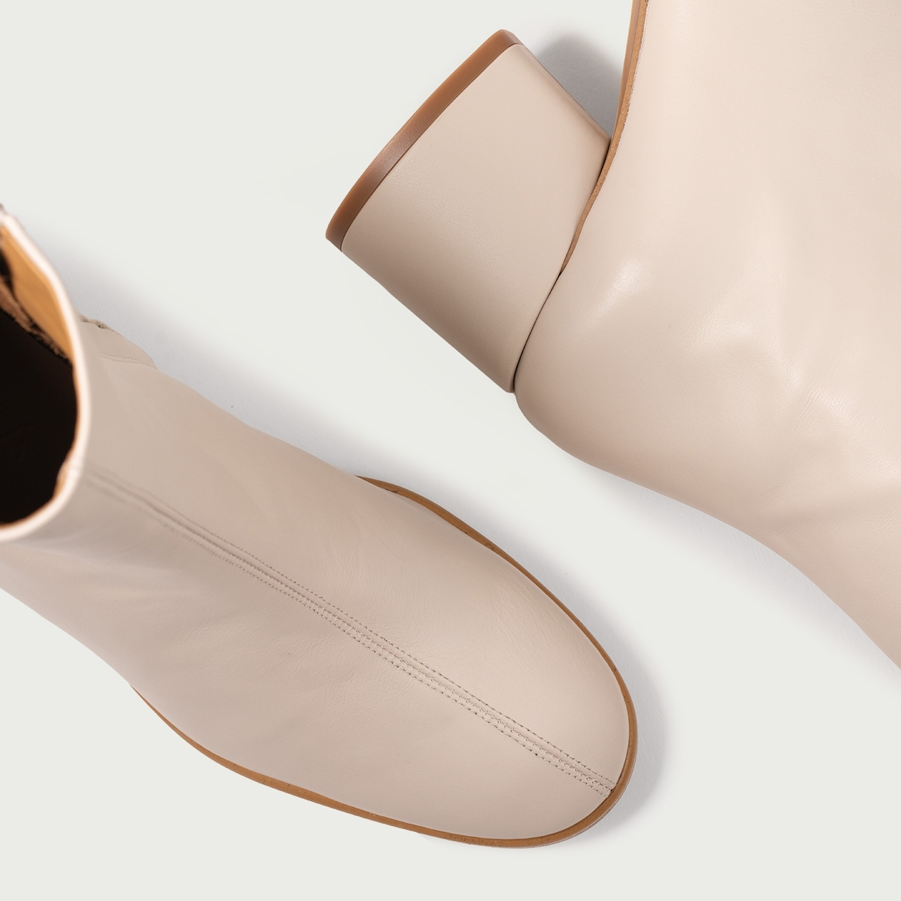 Botine ivoire cu vârf rotund și toc gros Celine din piele naturală - Img 4