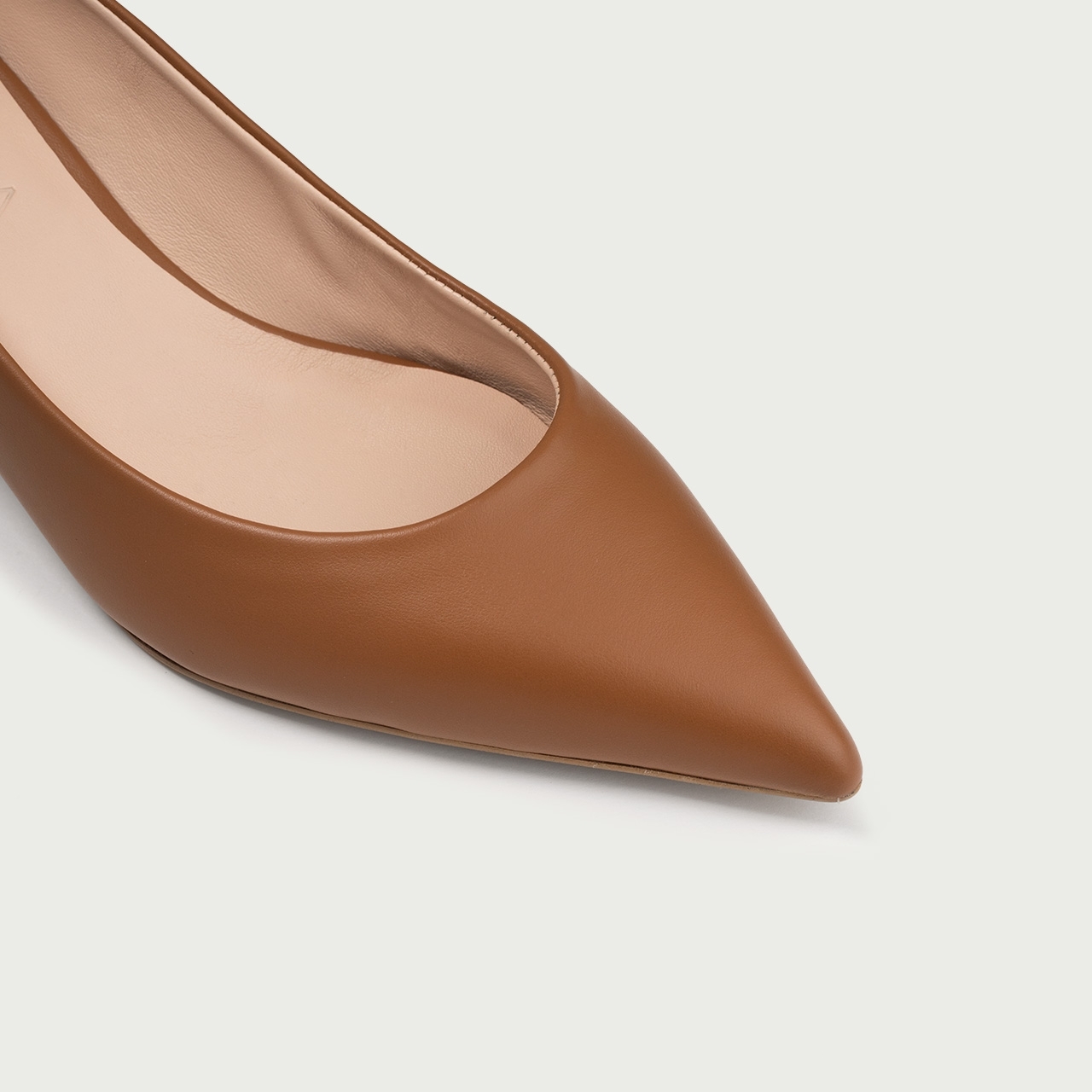 Pantofi cu toc mic camel Lorraine din piele naturalǎ - Img 4