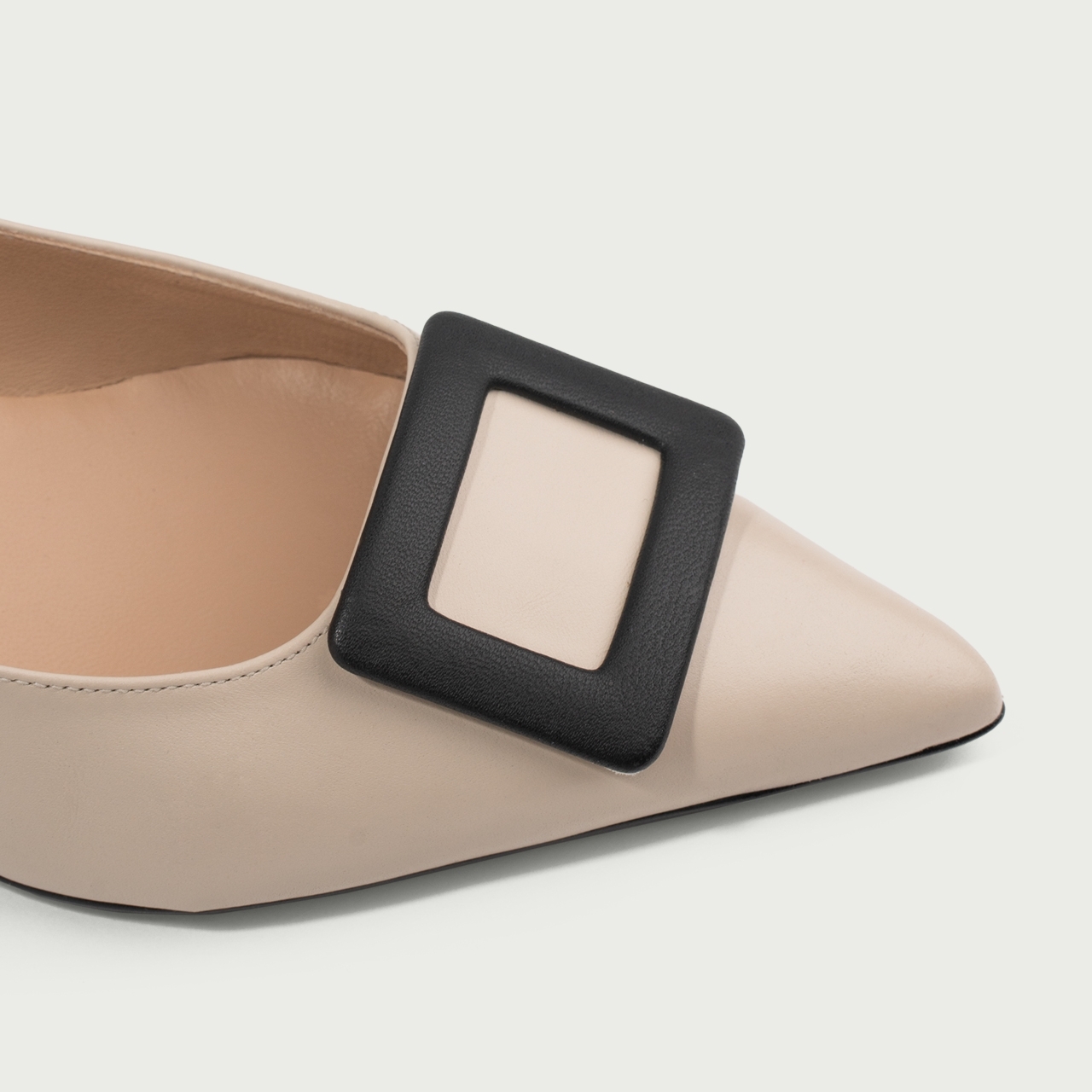 Pantofi ivoire cu toc mic și accesoriu geometric Erica din piele naturală - Img 4
