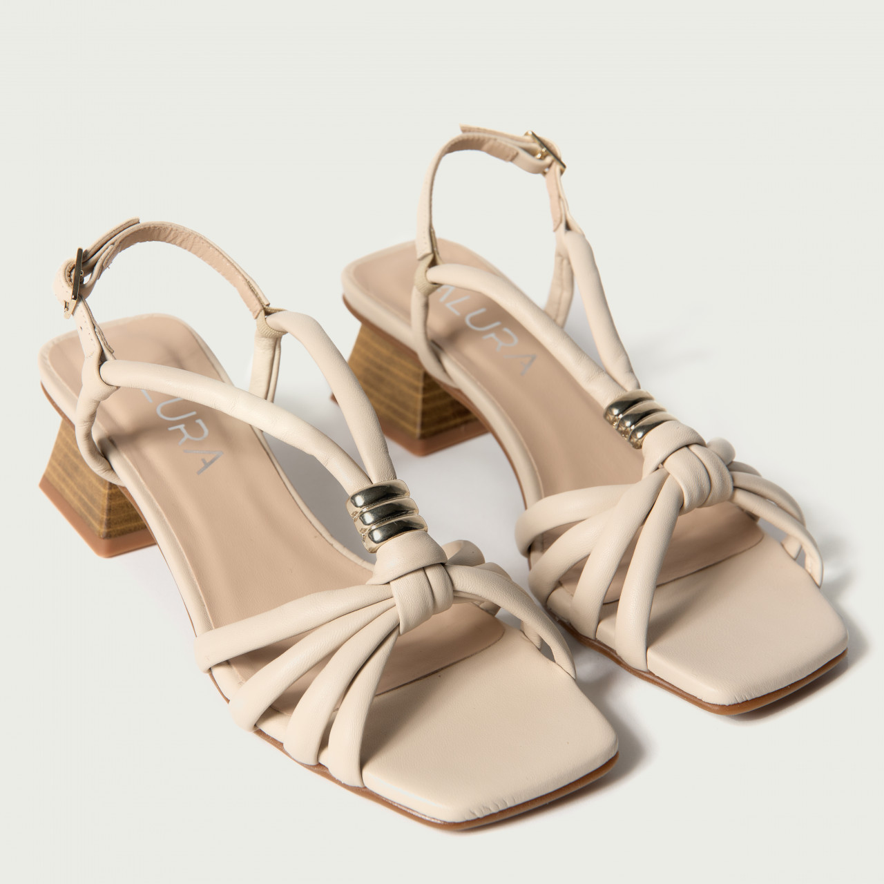 Sandale cu toc mic Juliet din piele naturală bej cu accesoriu auriu - Img 4