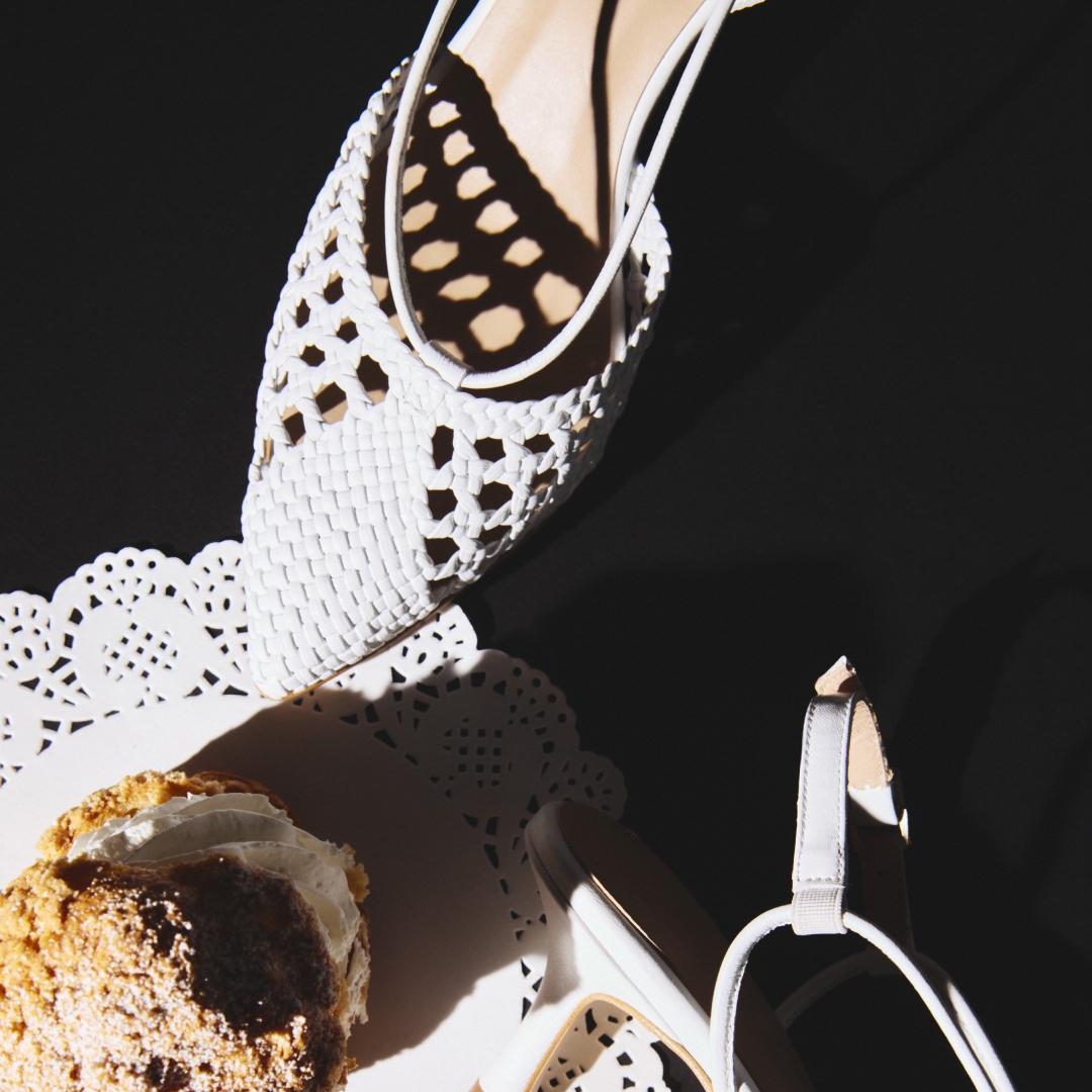 Pantofi decupați albi cu toc subțire Cecille din piele naturală împletită - Img 5