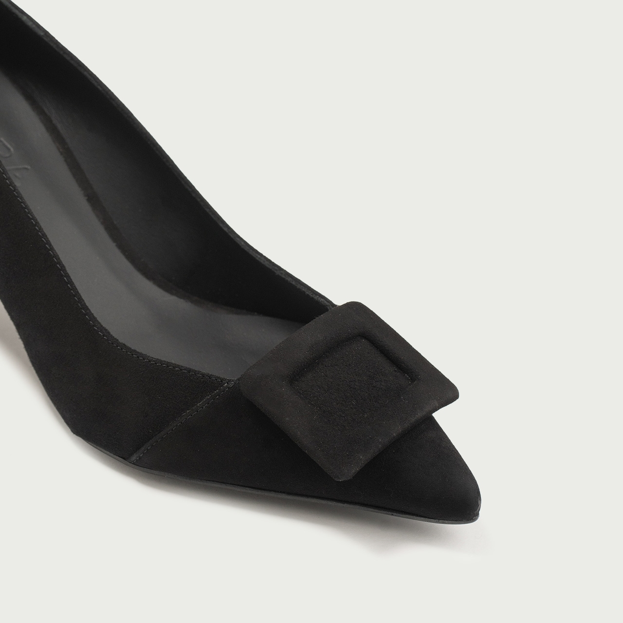 Pantofi stiletto negri cu accesoriu geometric Alana din piele întoarsă naturală - Img 5