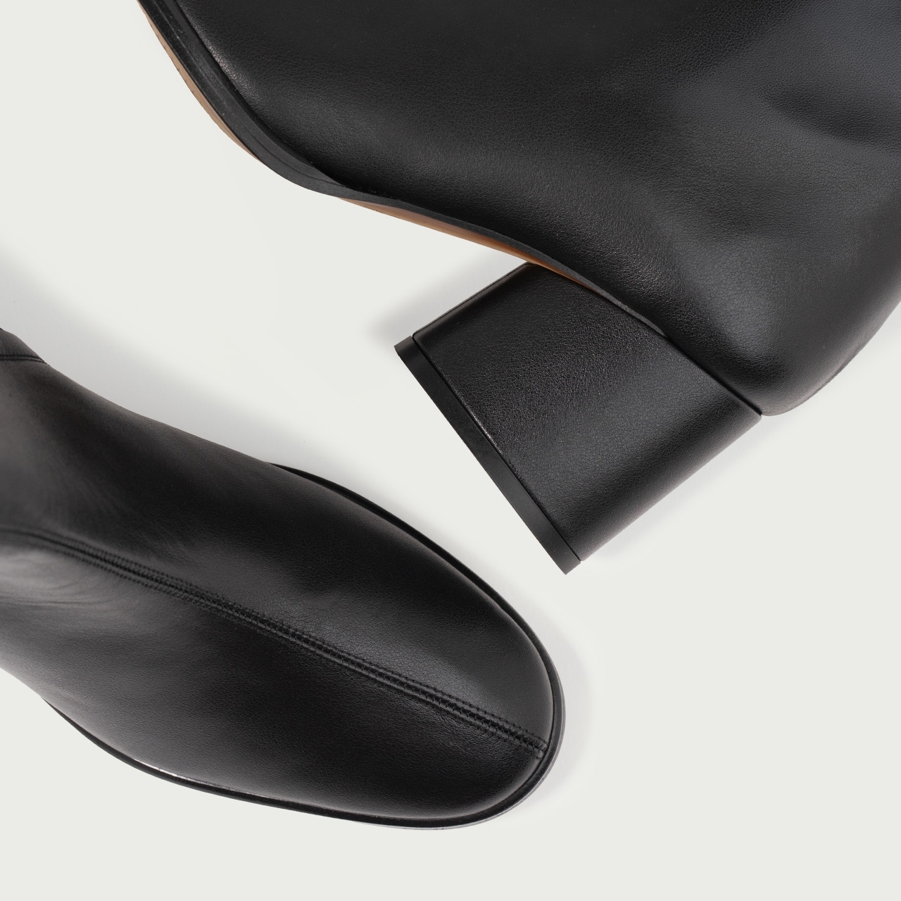 Botine negre cu vârf rotund și toc gros Celine din piele naturală - Img 2