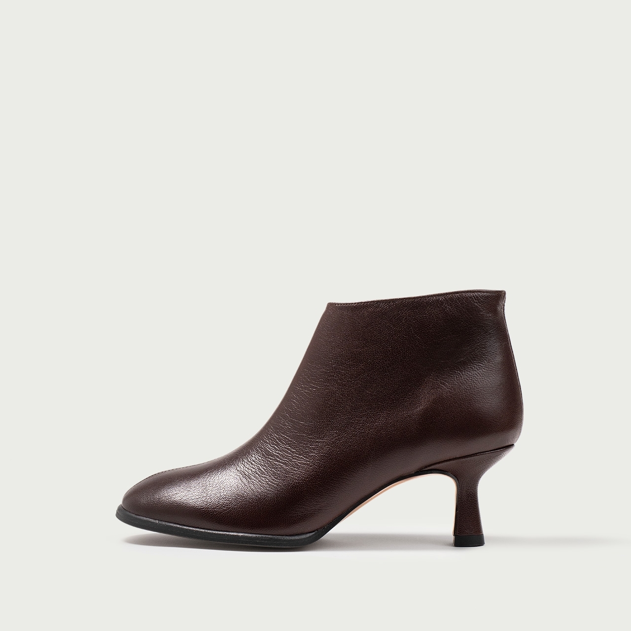Botine scurte maro cu vârf rotund și toc subțire Francine din piele naturală de capră - Img 1