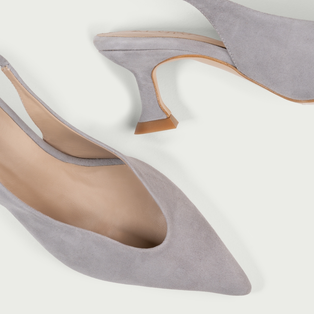 Pantofi decupați cu toc subțire gri Antonella din piele întoarsă naturală - Img 6