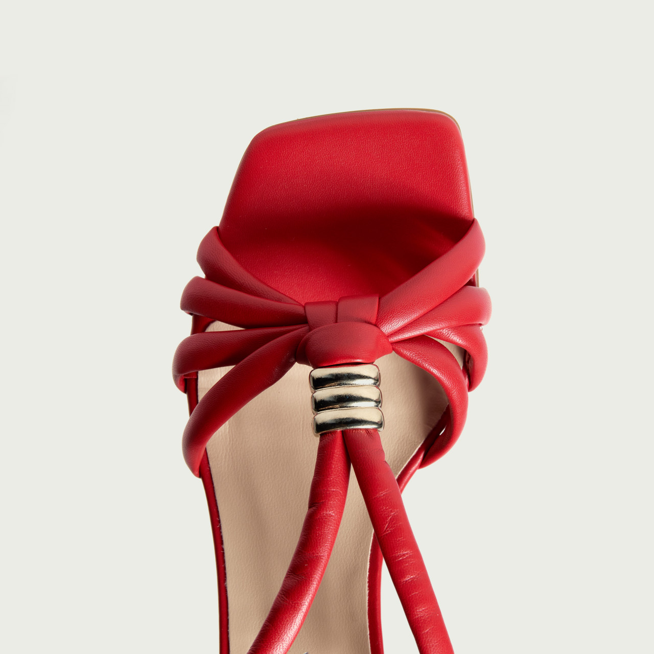 Sandale cu toc mic Juliet din piele naturală roșie cu accesoriu auriu - Img 6