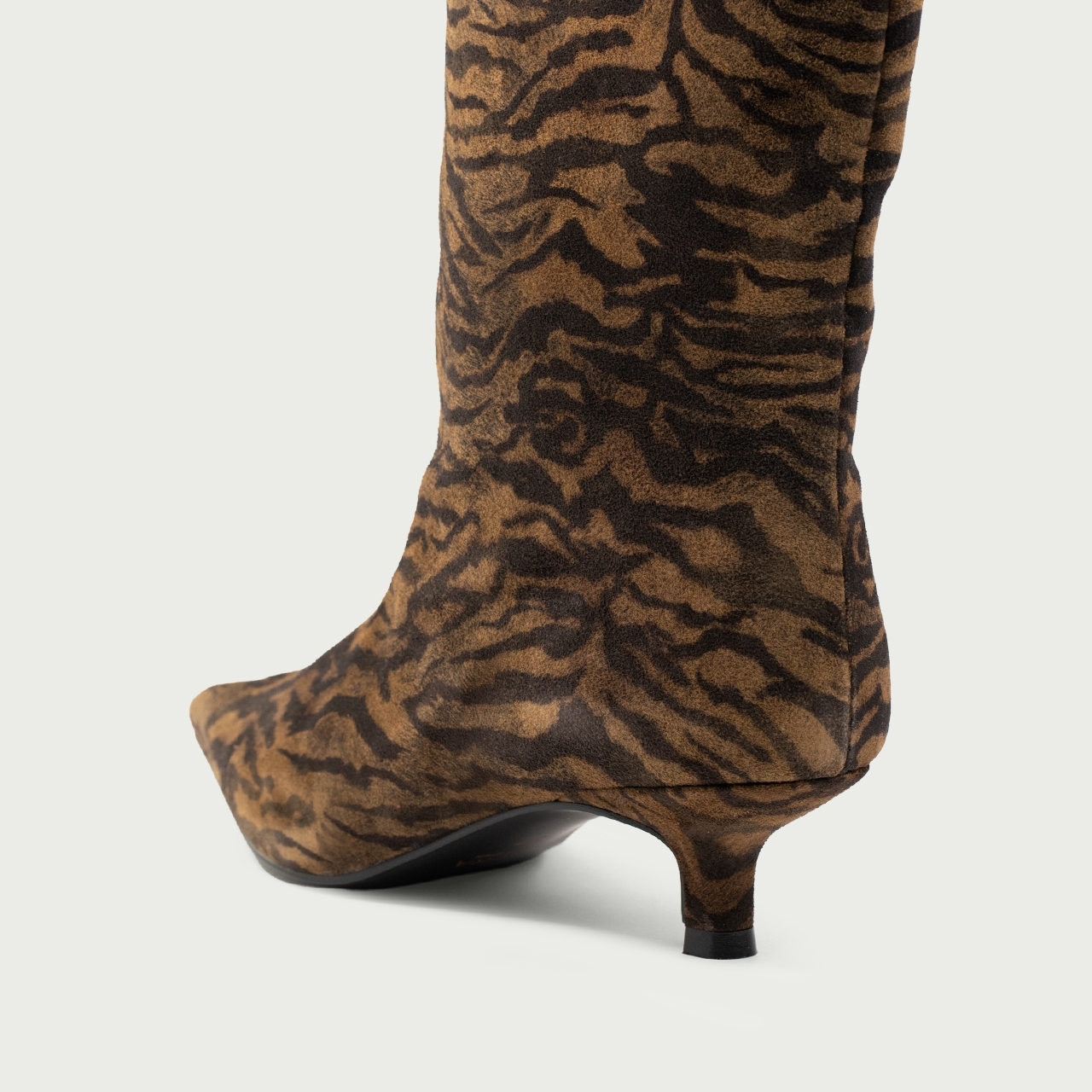 Cizme lungi cu toc mic zebra print Imani din piele întoarsă naturală - Img 6