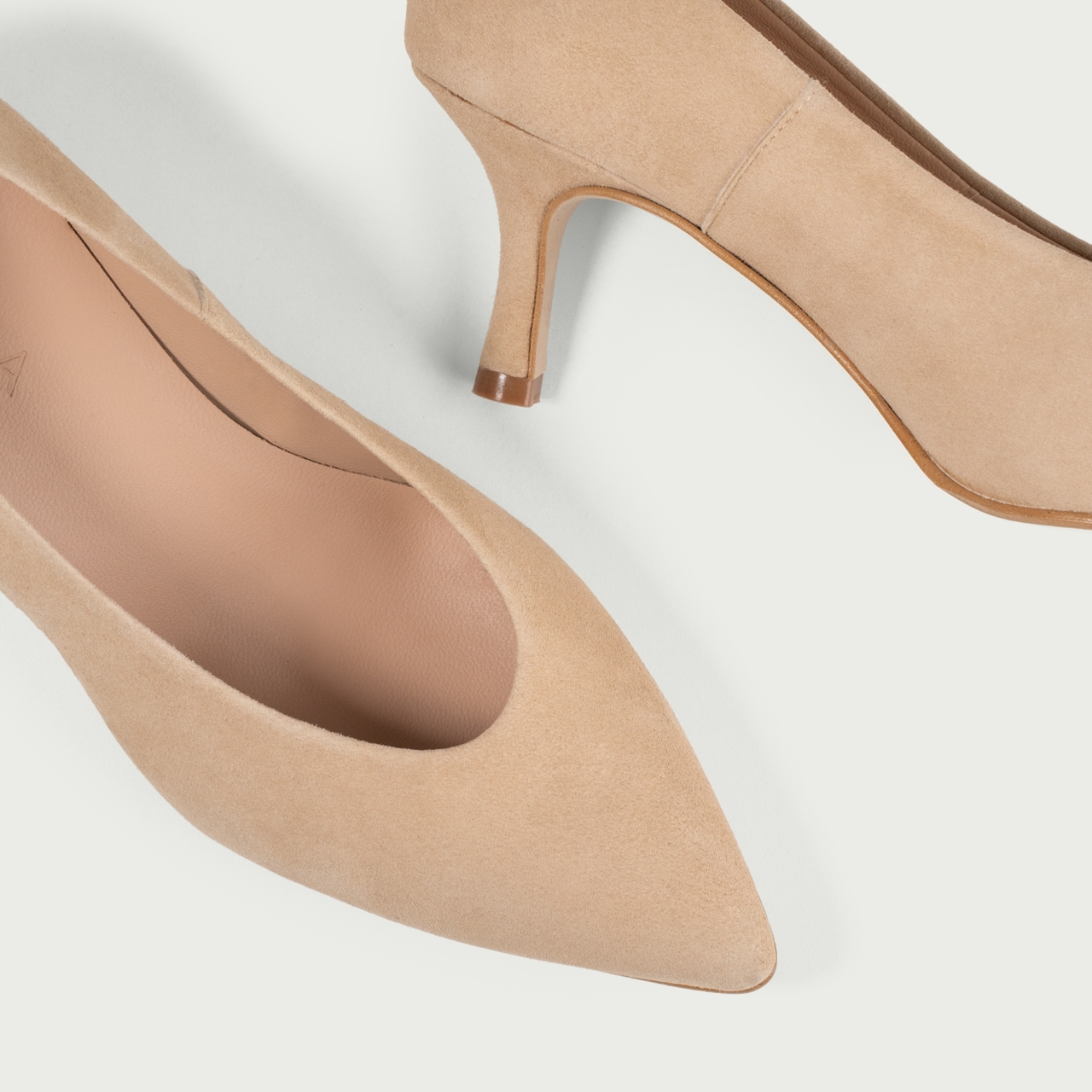 Pantofi cu toc subțire bej Alecsandra din piele întoarsă naturală - Img 7