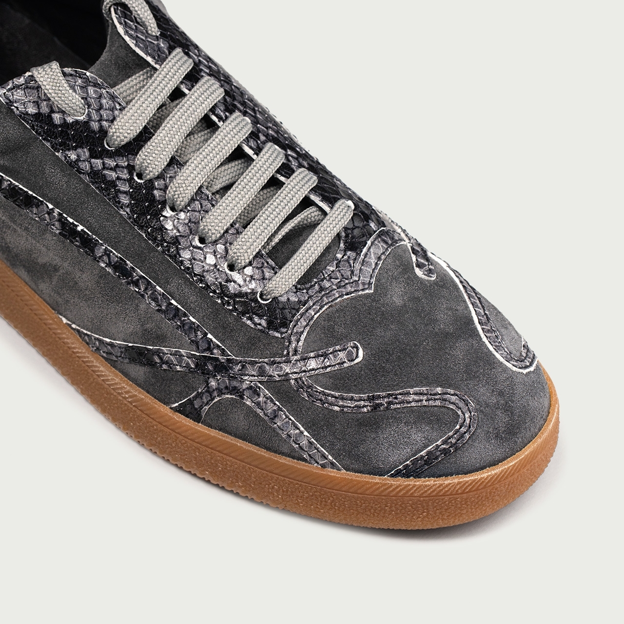Pantofi sport gri cu detalii croco print Alma 001 din piele naturală întoarsă - Img 6