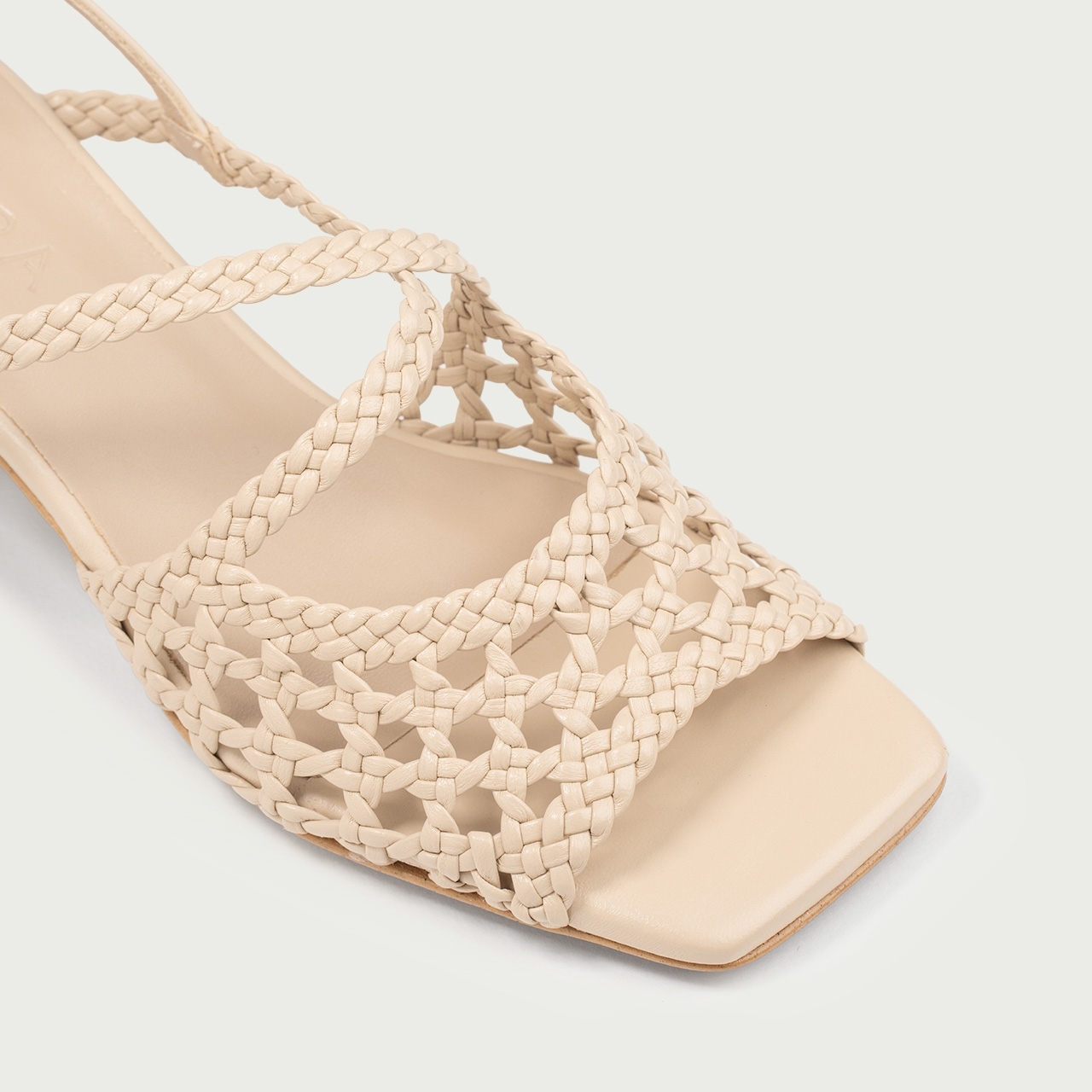 Sandale bej cu toc gros Amanda din piele naturală împletită - Img 3
