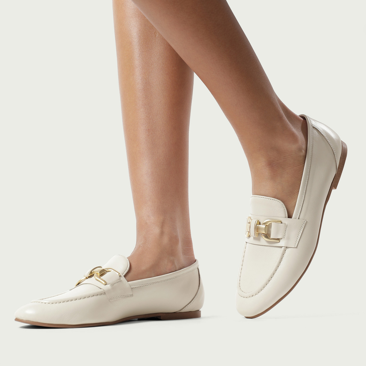 Mocasini ivoire Robertha din piele naturală și accesoriu metalic - Img 3