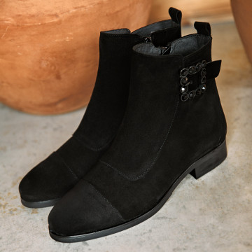 Cizme scurte Clara din piele întoarsă negre cu accesoriu