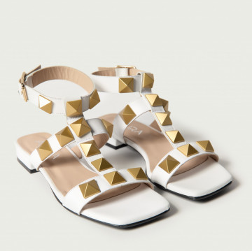 Sandale albe fără toc Ariella din piele naturală albă cu barete bătute în ținte aurii