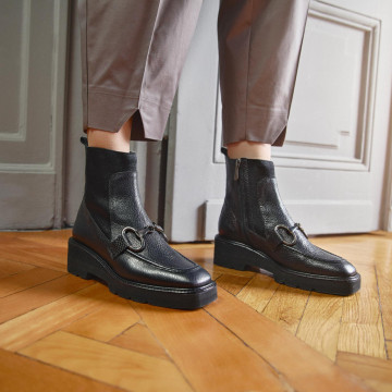 Cizme scurte Zoey din piele naturală neagră cu accesoriu metalic