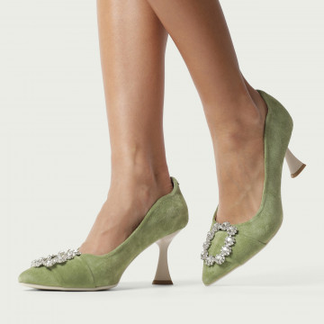 Pantofi stiletto cu toc subțire Innes din piele întoarsă naturală verde și accesoriu cristal