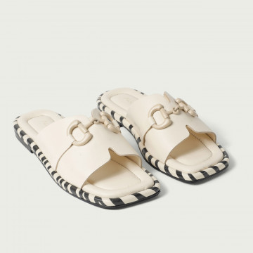 Papuci damă Kendra piele naturală crem cu accesoriu și talpă printată