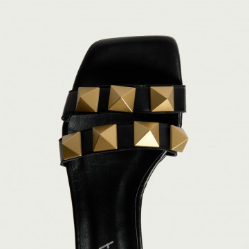 Sandale joase Sienna din piele naturală neagră cu talpă joasă și ținte aurii
