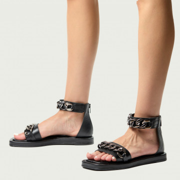 Sandale talpă joasă Tiffany negre cu lant argintiu si fermoar