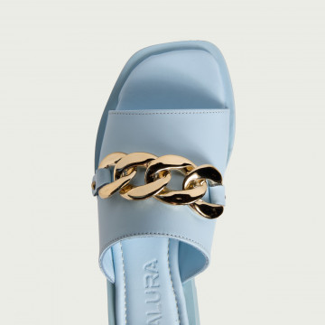 Papuci Arya albastru deschis din piele naturală cu lanț supradimensionat