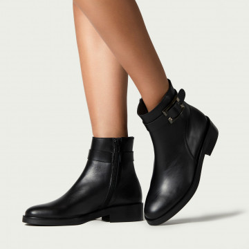 Cizme scurte Emilia din piele naturală negre cu accesoriu