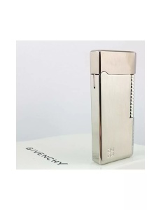 Brichetă metalică de lux Givenchy 3011 argintie, aprindere cu piatra, reincarcabila, asezata pe cutia cadou, vedere din spate