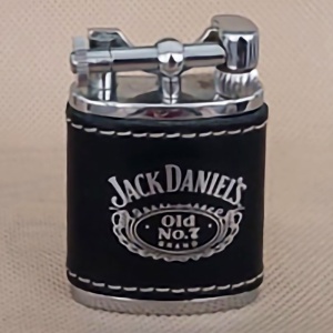 Brichetă Jack Daniels retro, prezentare frontala, sistem aprindere cu piatra, reincarcabila cu gaz
