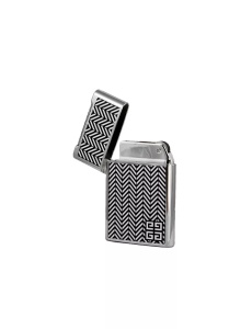Brichetă de lux Givenchy 3311 cu model geometric, vedere cu capacul deschis, aprindere cu piatra ,  logo brandului pe partea frontala