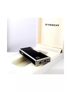 Brichetă metalică Givenchy 3013 de culoare neagră cu laterale argintii , corpul negru, asezata culcat in cutia cadou cu supapa de incarcare la vedere