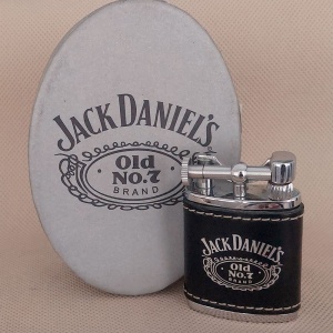 Brichetă Jack Daniels retro, prezentata langa cutia cadou din carton, inscriptionata cu numele brandului,