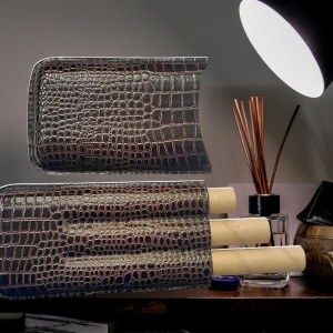 Etui trabucuri din piele naturală, design crocodil, capacitate 3 trabucuri, maro brun
