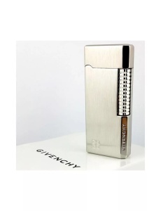 Brichetă metalică de lux Givenchy 3011 argintie, pozitionata pe cutia cadou, vedere frontala, sistem aprindere cu piatra, metalica, vedere frontala
