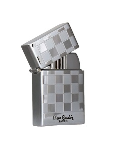 Brichetă metalică de lux Pierre Cardin 48-02, cu capacul deschismpe jumatate, culoare argintie design joc sah