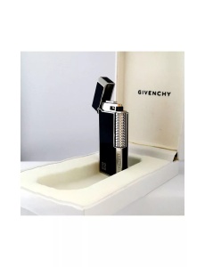 Brichetă metalică Givenchy 3013 de culoare neagră cu laterale argintii , corp negru lucios, capacul deschis sistemul de aprindere la vedere